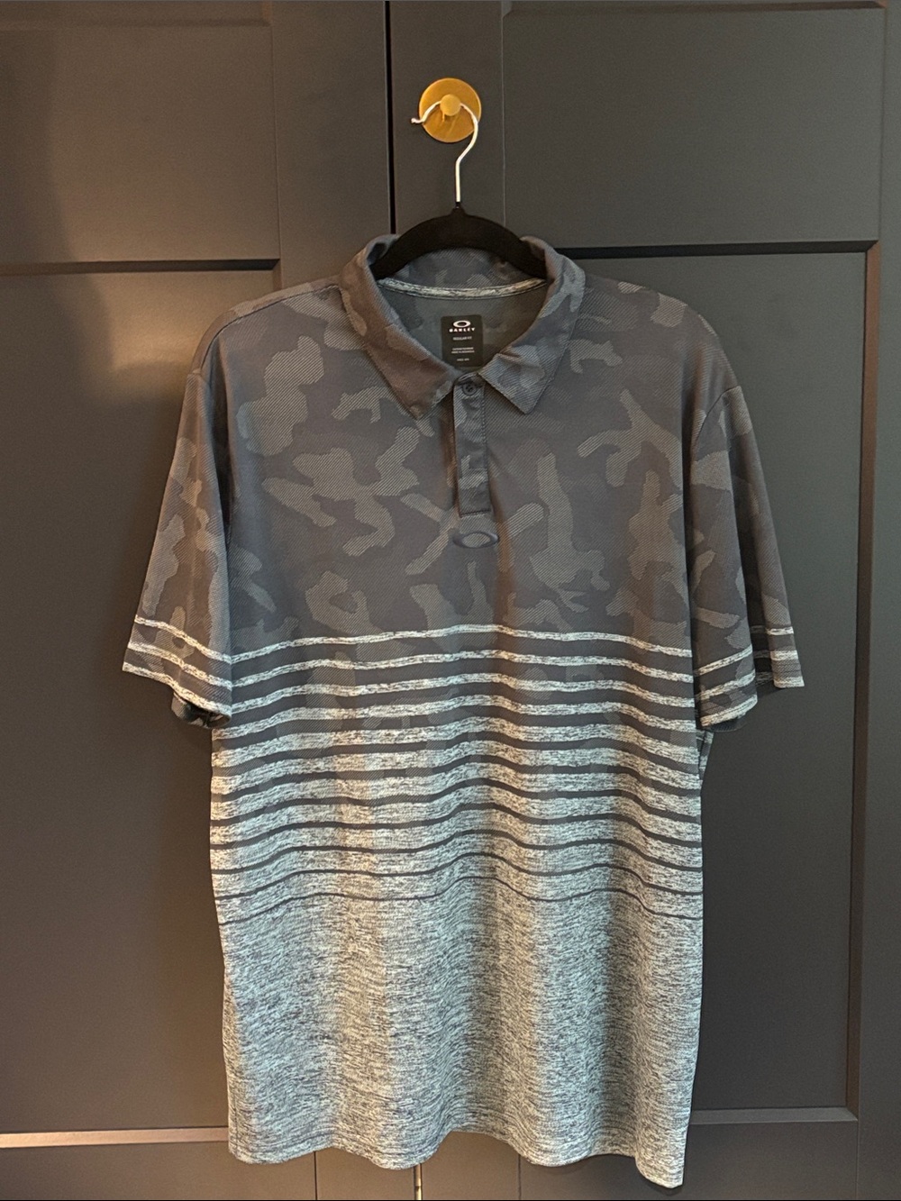 Oakley Men’s Grey Camo Stripe Golf Polo